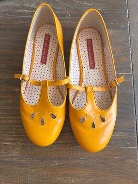 But Another Innocent Tale Mustard T-Strap Flats – Size 8.5 – Cutout Mary Jane